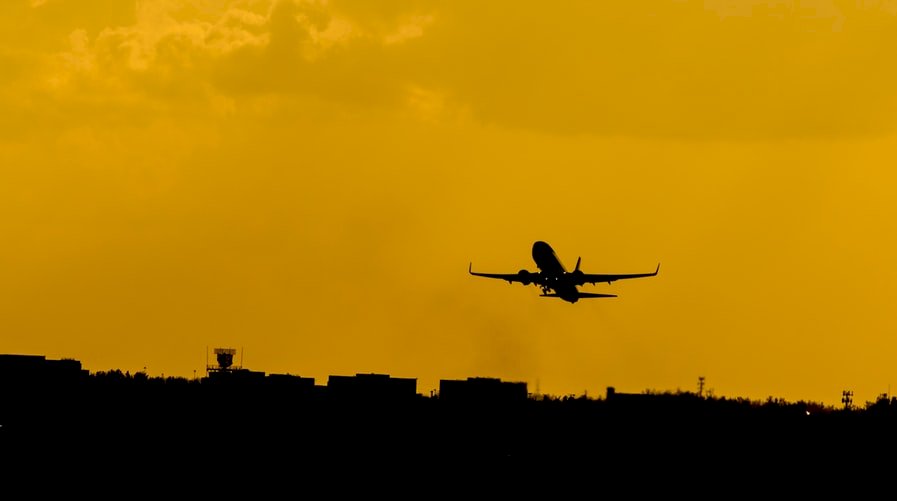 研究：俄國全面侵烏後關閉空域 航班繞道致碳排增加