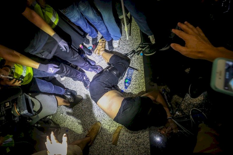 反送中示威者癱瘓機場毆人 輿論：向暴力說不