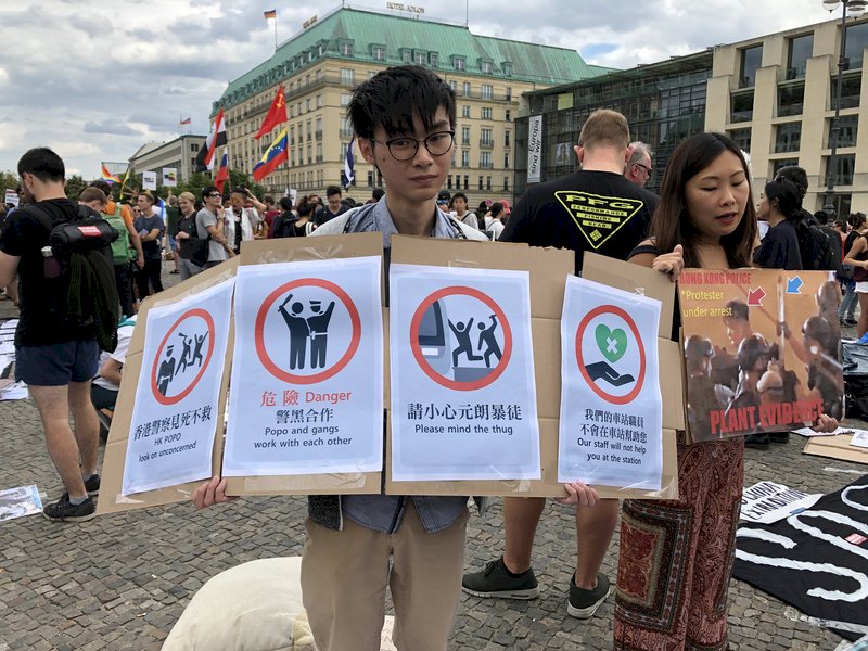 港人柏林示威 批評港警暴力鎮壓