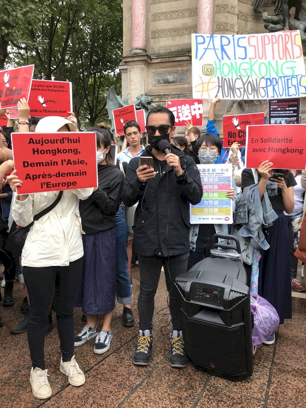 港人巴黎集會 與陸僑相對難越鴻溝