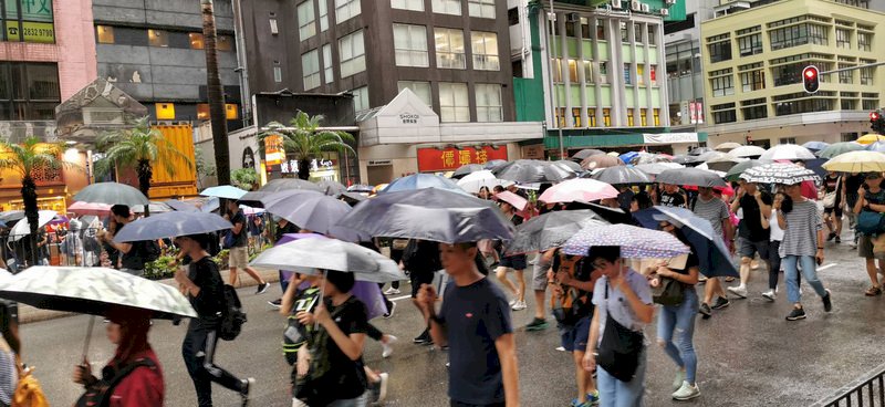 港人流水集會 兩輛水炮車在港島戒備