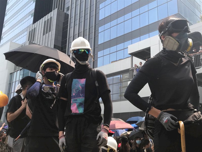 觀塘反送中警方舉藍旗 示威者毀掉5支智慧燈柱