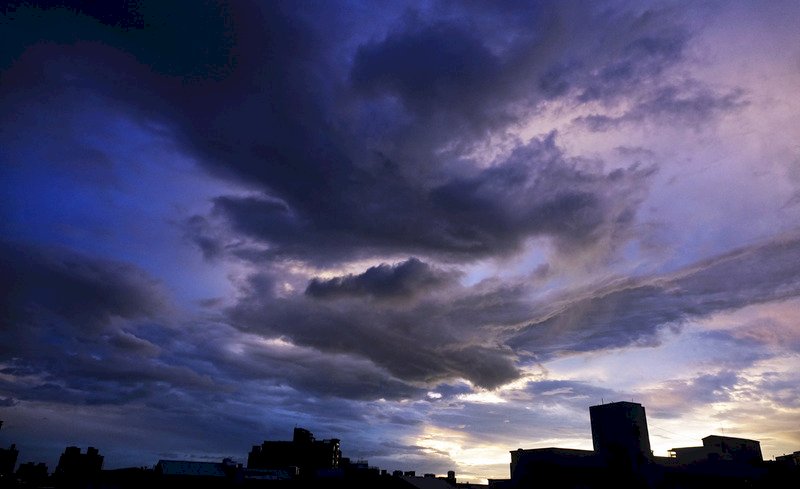 各地多雲 午後山區及東半部易有局部大雨