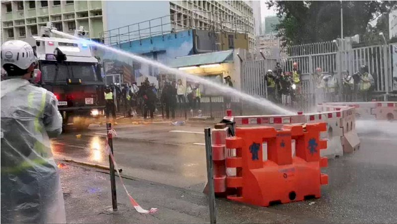 825開槍水砲車齊發 港警與泛民議員針鋒相對