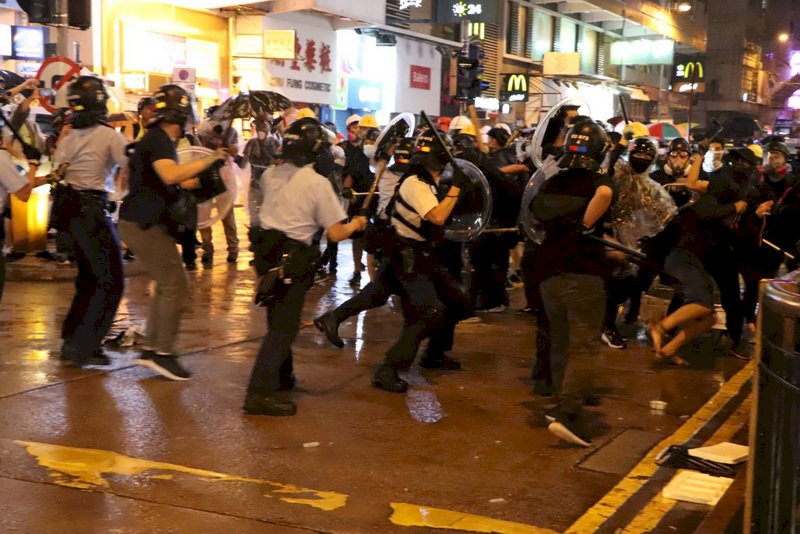 反送中以來 港警825首度發射水砲與實彈