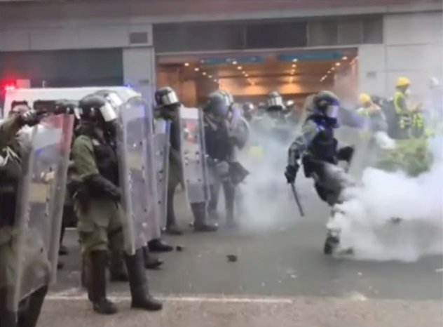 荃葵青遊行 港警荃灣射催淚瓦斯