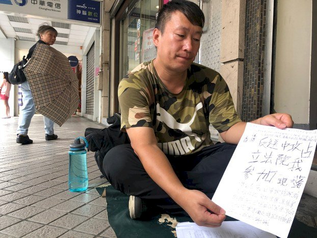 稱參加反送中 內蒙人睡台灣街頭要庇護