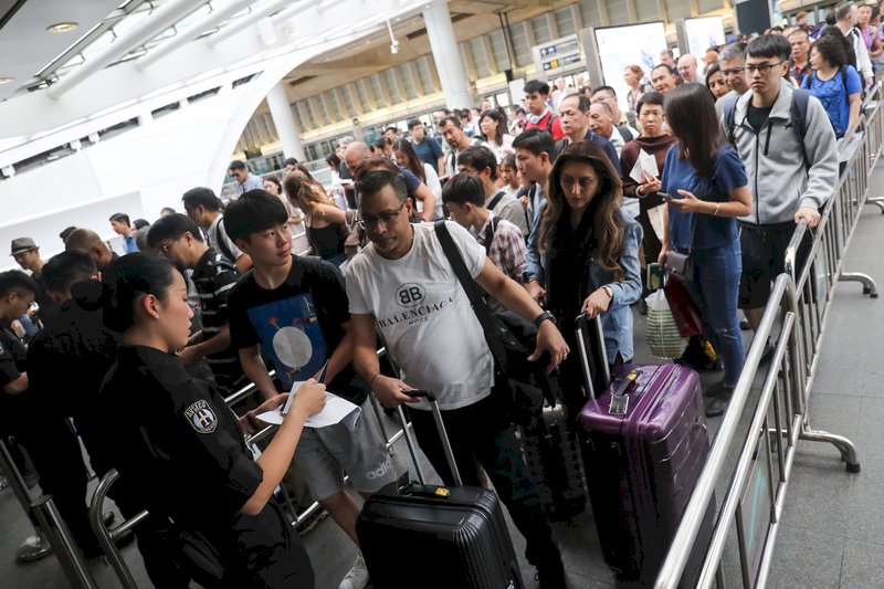 反送中網民發起堵塞行動 機場架起水馬鐵柵