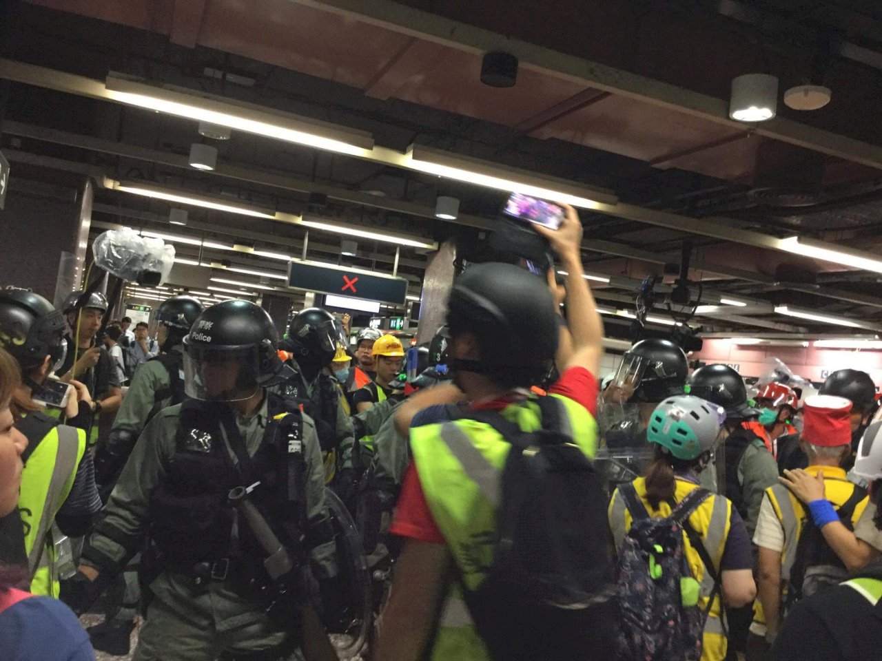 示威者縱火警斥危害安全 港鐵深夜暫關閉3站