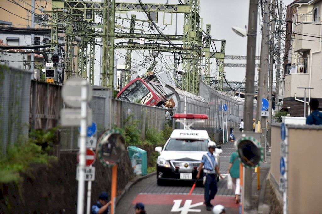 橫濱市列車卡車相撞35傷 至少1人重傷