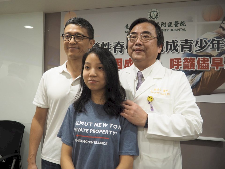 少女脊椎多了弧型 自發性脊椎側彎成因仍是謎