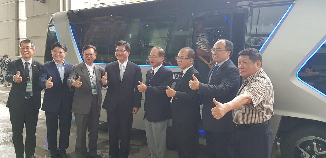拚2030市區公車全面電動化 林佳龍力推國產化