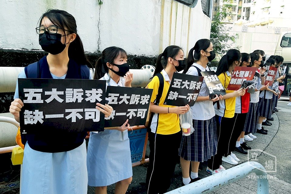 香港學生組人鏈行動 3人遇襲受傷