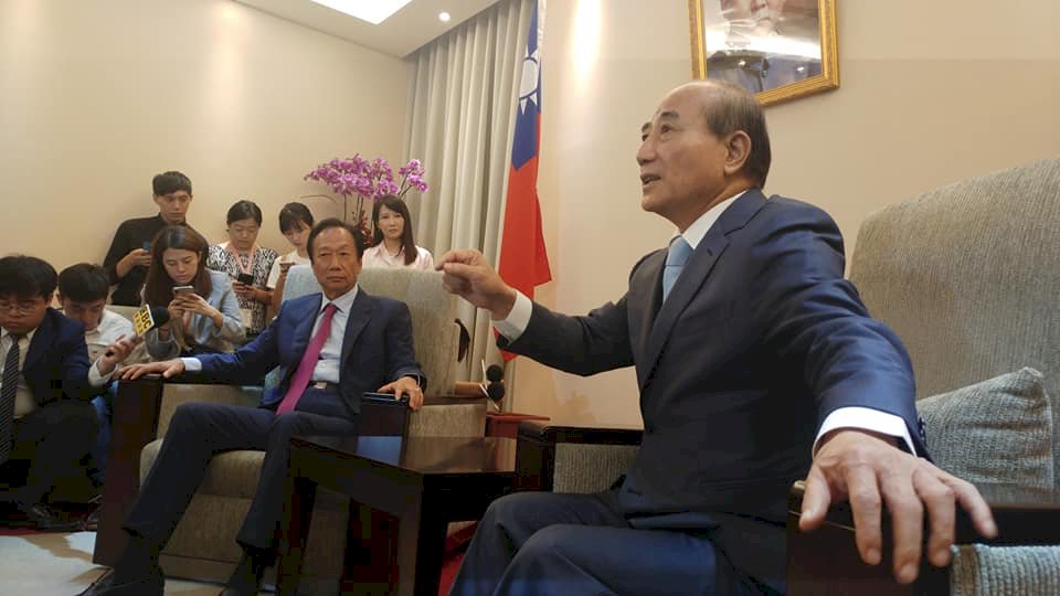 郭台銘送月餅提上天指路 王金平送冠軍帽祝心想事成
