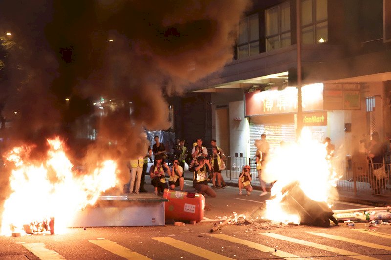 反送中遭強力清場 香港夜晚零星衝突多