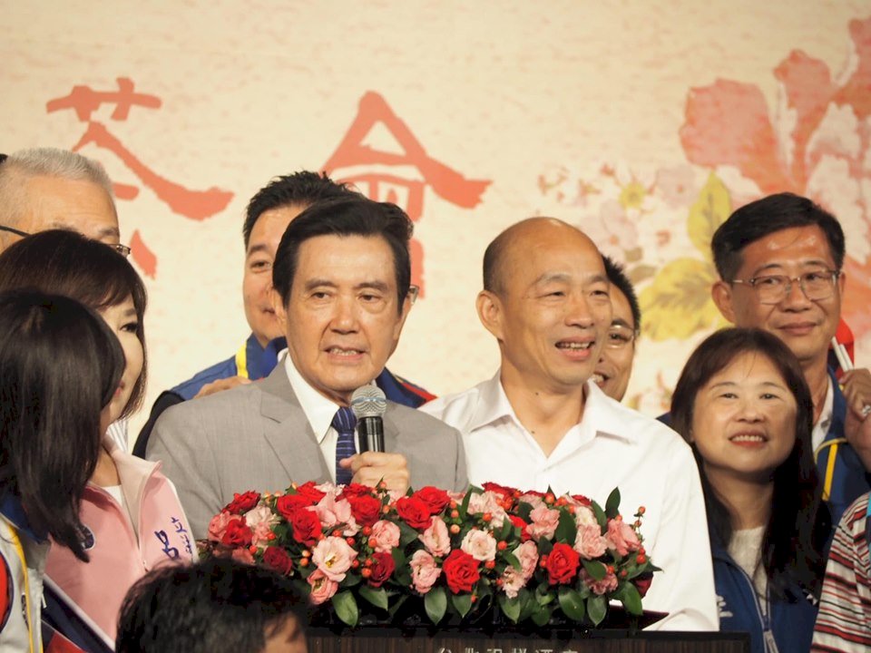 出席台商秋節茶會 馬韓擁抱拚團結