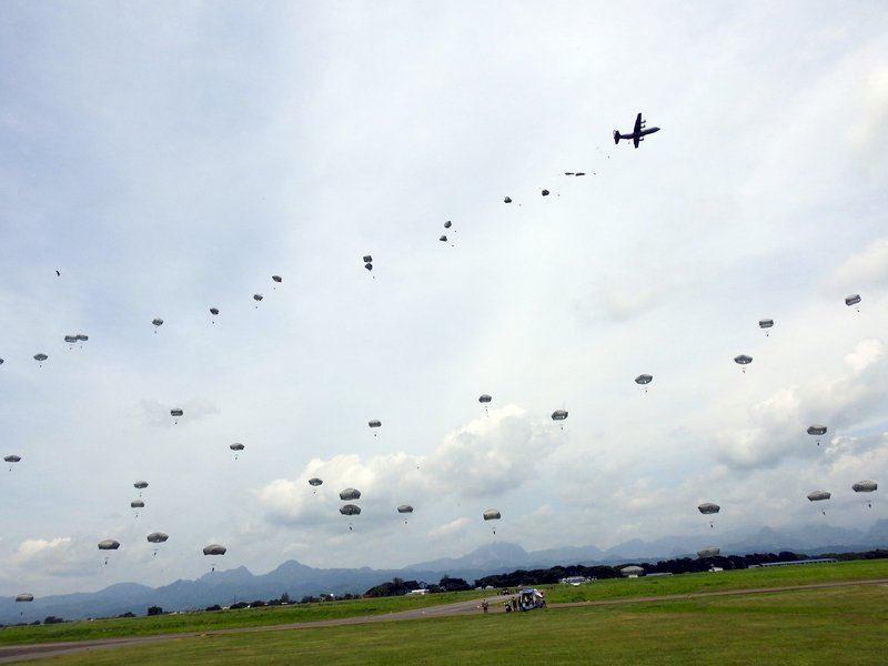 菲美首次聯合空降作戰演習 逾500傘兵參與