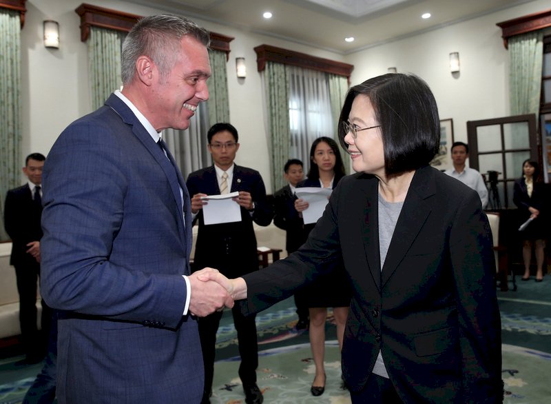 中國迫我屈服 總統：台灣絕不低頭