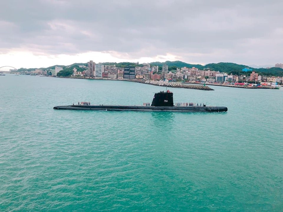 海獅潛艦駛入基隆港 &nbsp;軍事迷爭相拍攝