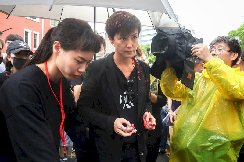 受訪過程遭潑漆 何韻詩：追求民主不可能退下