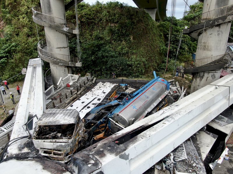 總統指「油罐車失火致橋斷裂」 徐國勇緩頰：非口誤