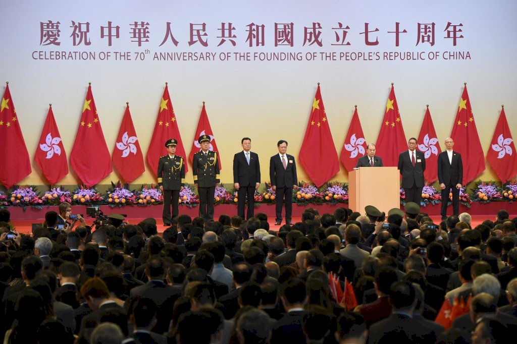 港府今慶祝中共十一 場外有人抬棺材示威