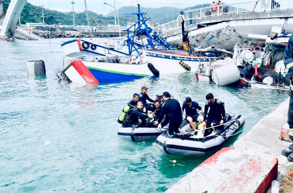 南方澳跨港大橋坍塌 國軍出動300兵力支援