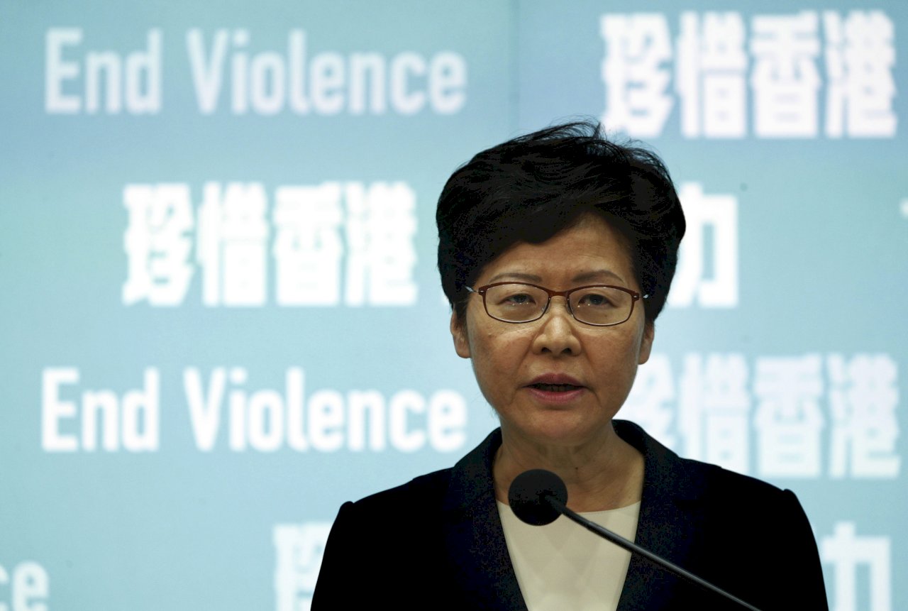 林鄭月娥宣布禁蒙面法 籲儘快恢復平靜