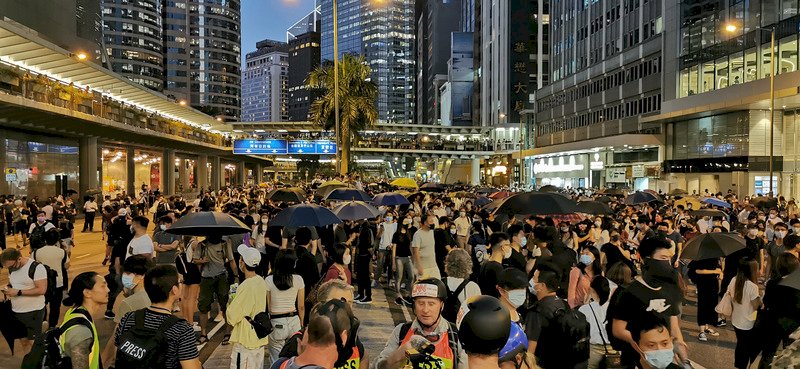 堵路圍警毀港鐵 香港18區全上街抗議禁蒙面法