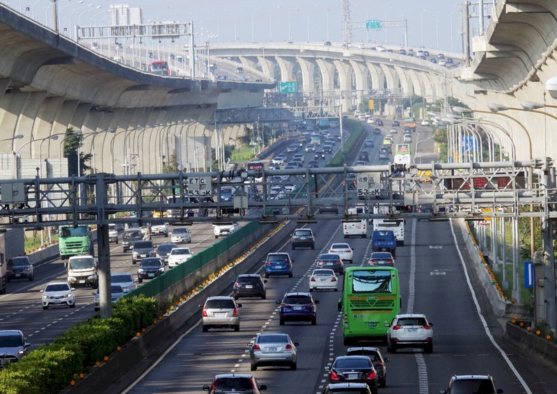 連假首日一早 國道北部南下路段大塞車