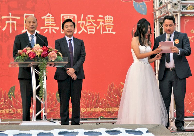 韓國瑜專注市政 李佳芬代夫出征跑基層