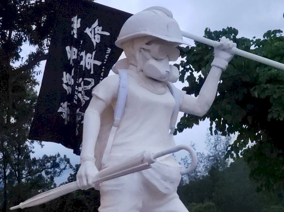 香港民主女神像搬上獅子山山頂 為香港入打氣