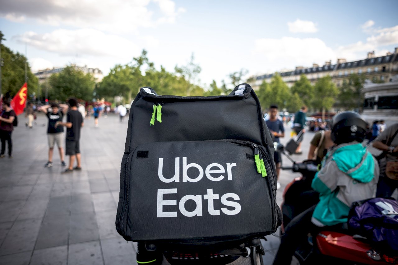 外送員可能變正職 美擬修訂規範Uber股價瀉10%