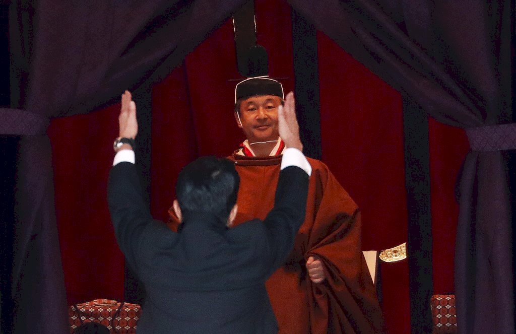 日皇德仁宣示即位 日相安倍高呼三聲萬歲