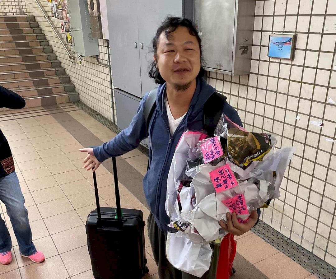 陸客撕毀中市連儂牆 晚間強制出境