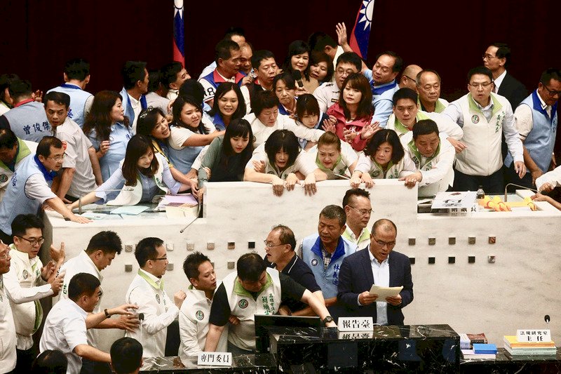 高雄市年度預算交付審查  藍綠議員肢體衝突