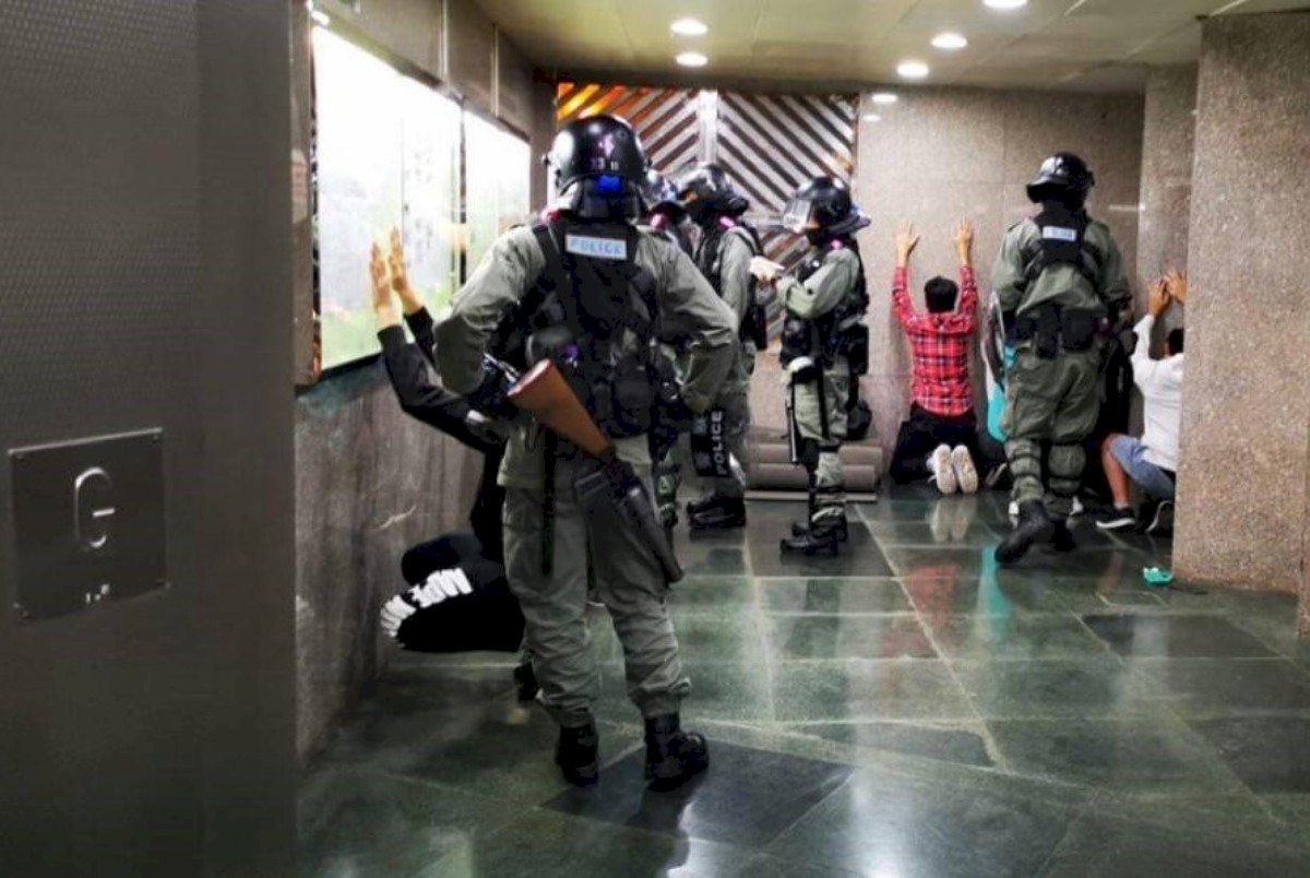 「反送中」又一章！港警濫捕 竟強迫市民下跪(影音)