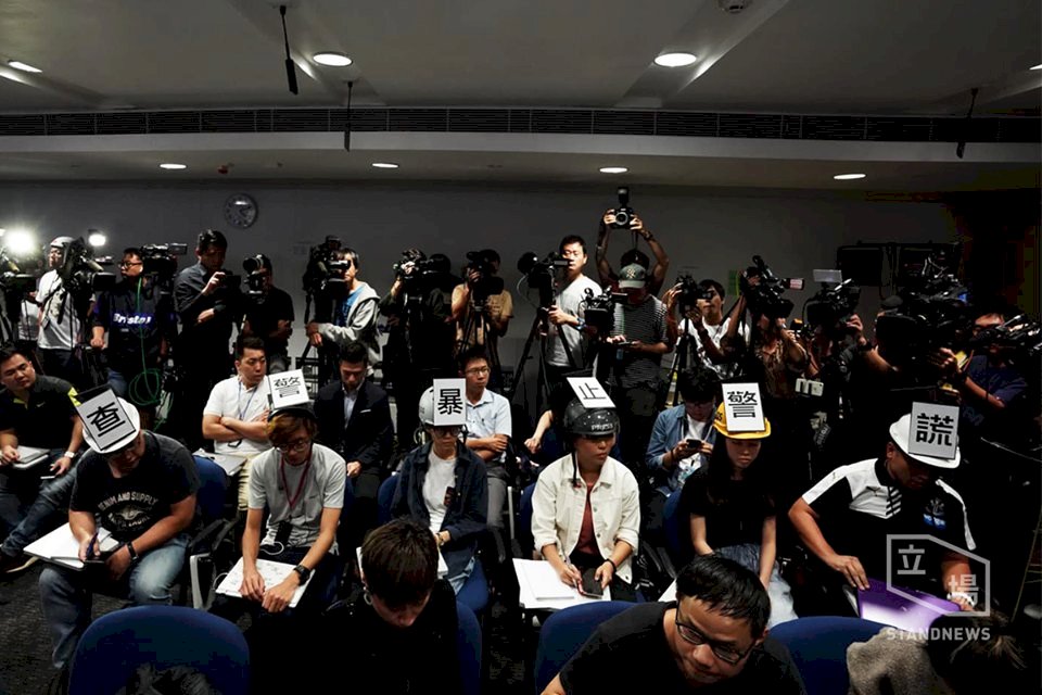 香港記者戴抗議標語頭盔 明報不認同