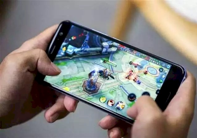 中國網信辦擬祭嚴令 青少年晚間10點後不得上網