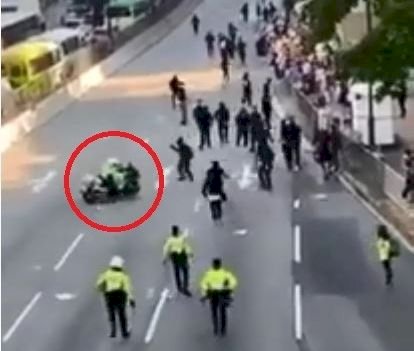 港警疑騎重機衝向示威人群&nbsp; 網批完全失控