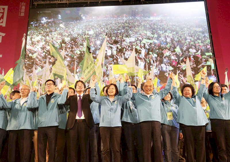 蔡賴高雄同台造勢 賴清德：捍衛主權支持蔡總統
