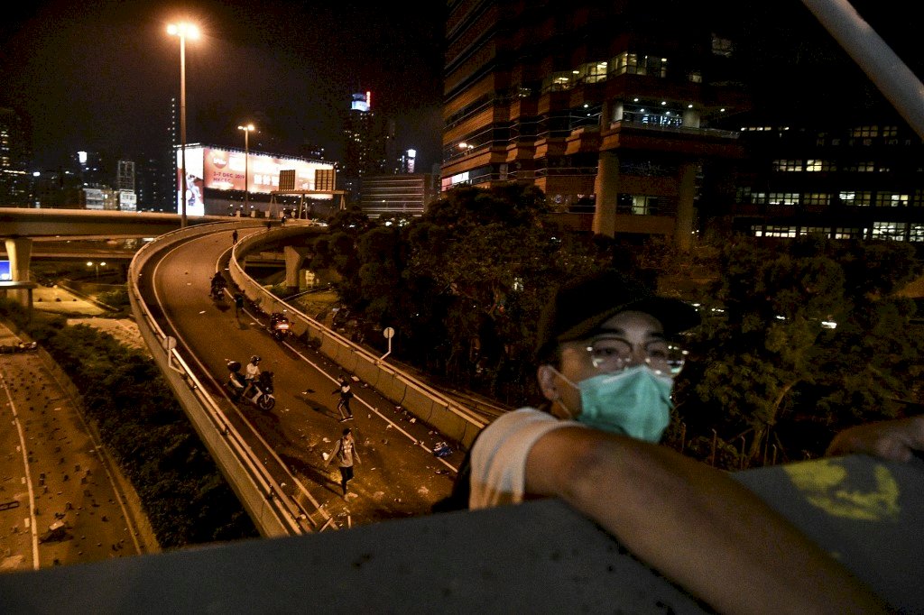 理大示威民眾以垂繩脫困 再由摩托車載走