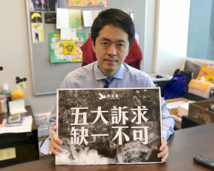 香港議員許智峰步出理大：校內還有10餘人留守