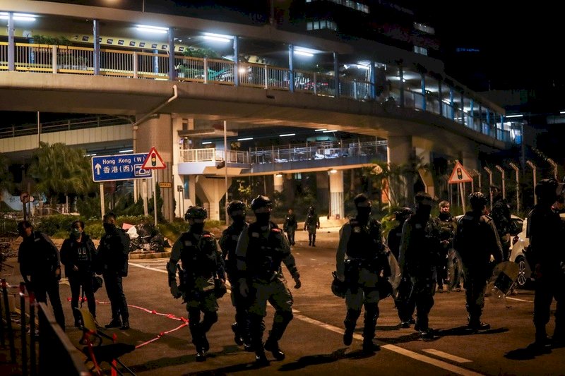 港警搜查理大校園 發現汽油彈濃硫酸