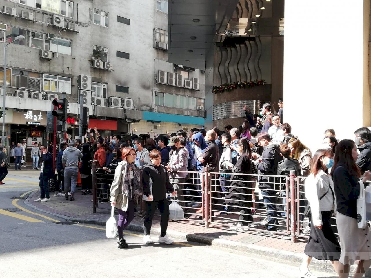 港人中環午餐集會 港警噴胡椒劑
