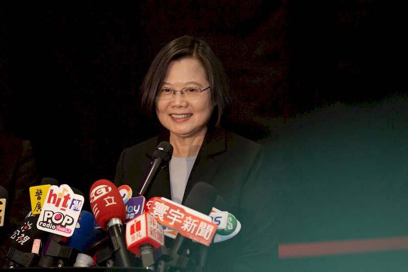 韓營廣告7問憑什麼 蔡總統回擊：他憑什麼可選總統？