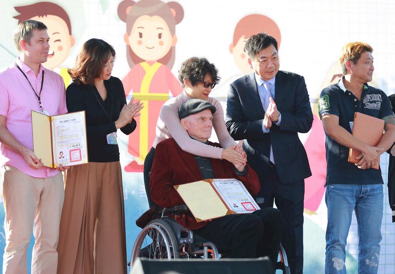 2019移民節活動 比利時駐台前處長閔子雍獲歸化證書