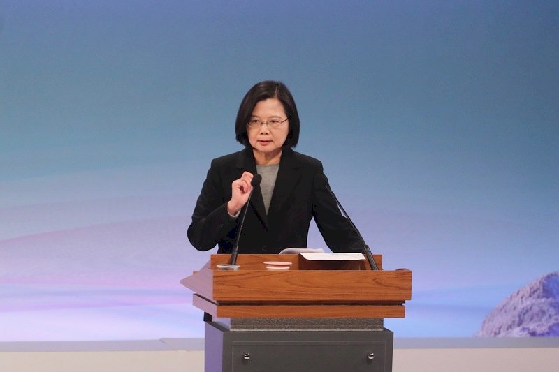 大選辯論／蔡總統：人民關心的不是總統用膝蓋走路 而是膝蓋能挺住