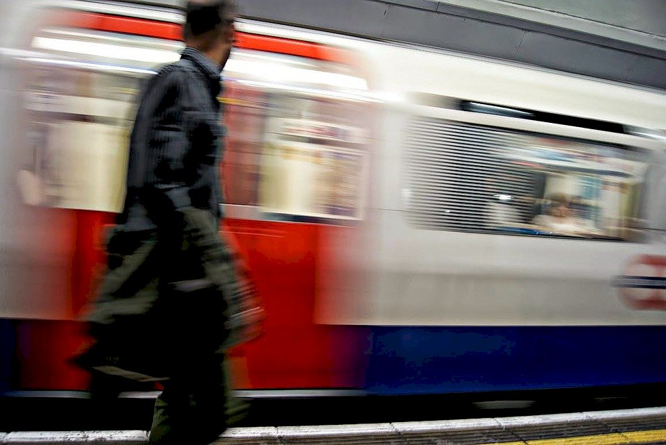 英國火車票連續3年喊漲 通勤族吃不消