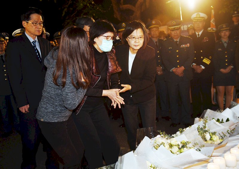 台北賓館追思會沈一鳴夫人悲泣 蔡總統擁抱安慰